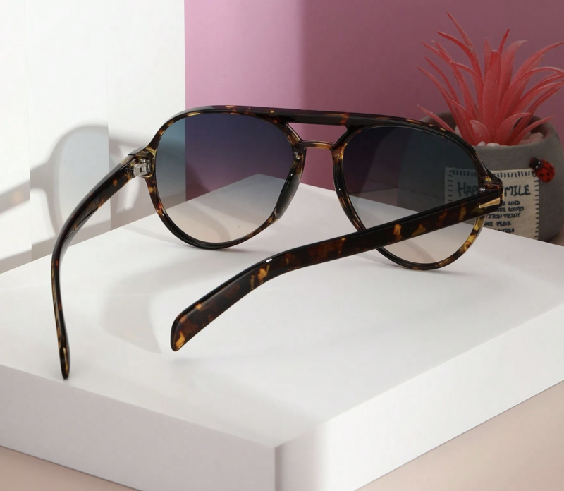 Casual And Fashionable Women's Aviator Fashion Glasses - Image 3
